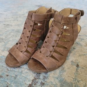 Heeled sandal shoes size 6M